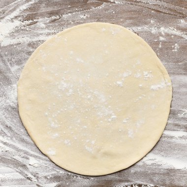 Unlu yüzeyde pizza hamur haddelenmiş