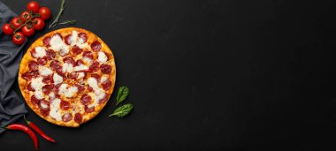 Biberli pizza siyah arka plan, üstten görünüm