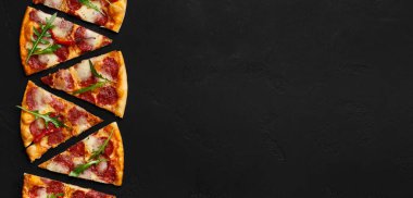 Pepperoni pizza dilimleri koyu arka plan, üstten görünüm