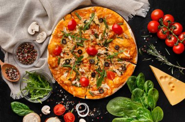 Roket salata ve domates pizza