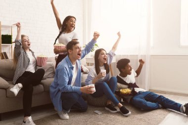 Futbol taraftarları. Çığlık, Jouful arkadaş izlerken maç birlikte