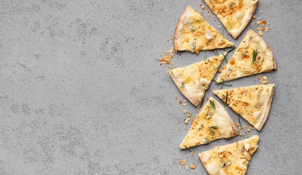 Pizza cursi cortada en rodajas sobre fondo gris — Foto de Stock