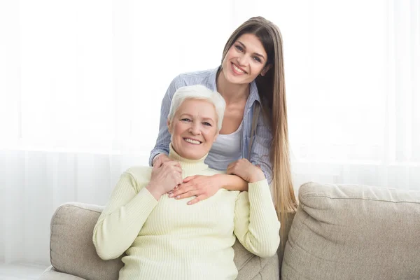 Glückliche Seniormutter und ihre Tochter verbringen Zeit zu Hause — Stockfoto