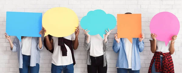 Teenagers holding speech bubbles with copy space — Stock Photo, Image