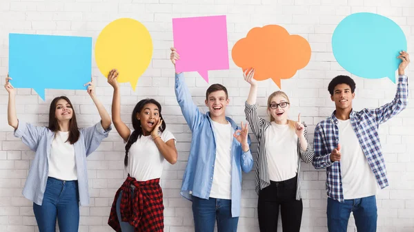 Burbujas del habla. Amigos felices sosteniendo carteles vacíos — Foto de Stock