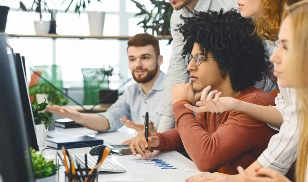 Equipo Millennial trabajando con un nuevo proyecto en la pantalla de la computadora —  Fotos de Stock