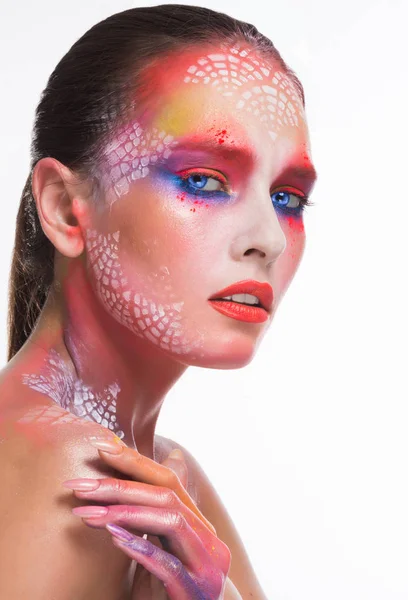 Ragazza bella pensierosa con brillante trucco artistico — Foto Stock