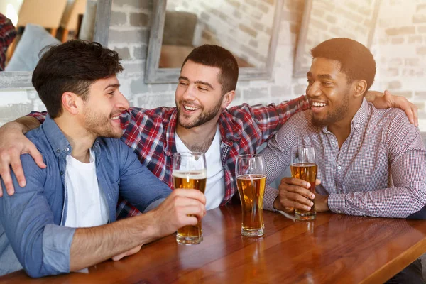 Лучшие друзья встречаются и пьют пиво в баре — стоковое фото