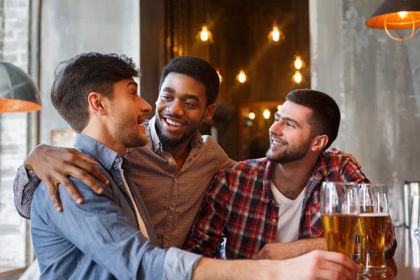 Barda toplantı, bira içmek eski dostlar — Stok fotoğraf