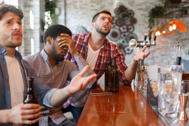 Kayıp maç. Üzgün arkadaş Futbol Spor barında izlerken