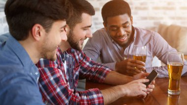 Smartphone kullanarak ve bira içme arkadaşlarım