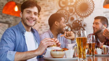 Toplantı pub. Hamburger yiyip bira içmeyi arkadaşlar