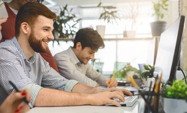 Adam zevk modern konforlu ofis içinde gülümseyen