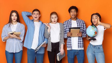 Sürpriz sınıf arkadaşlarıyla kitaplar kameraya arka plan üzerinde seyir