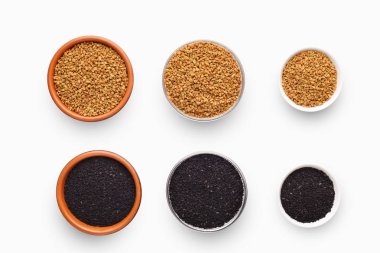 Çemen otu ve beyaz üzerine siyah susam ile farklı boy kase