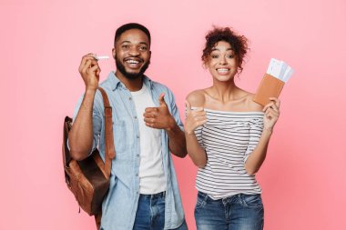 Afrikalı-Amerikalı Çift başparmak gösterilmesini seyahat için hazır