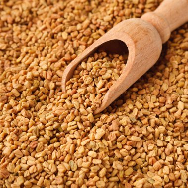 Beyaz arka plan üzerinde izole kahverengi aromatik Çemen tohumu