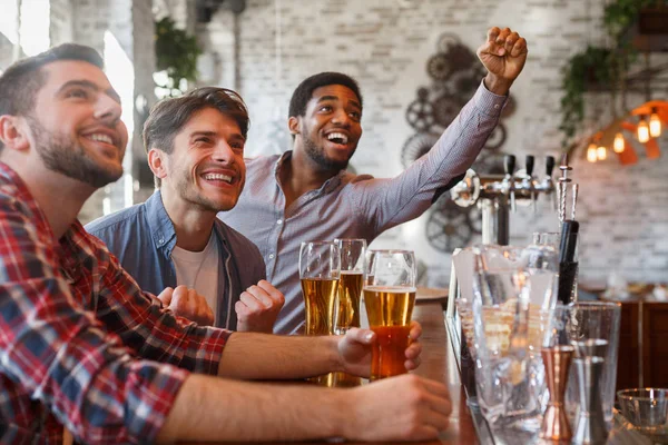 Futbol izlerken ve spor bar zaferini kutluyor arkadaşlar — Stok fotoğraf