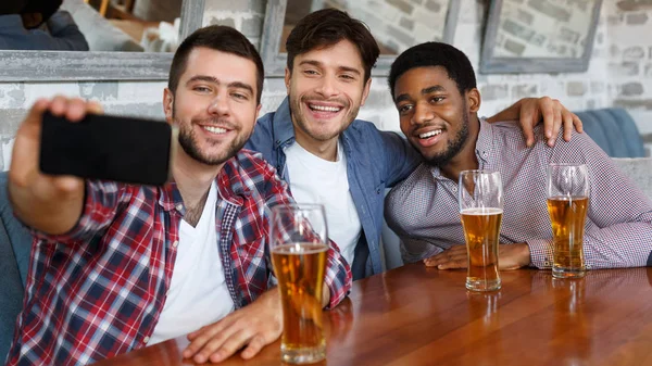 Friends making selfie and smiling, resting at pub — Stock Photo, Image