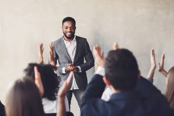 Publiken klappar händerna till högtalare efter business seminarium — Stockfoto