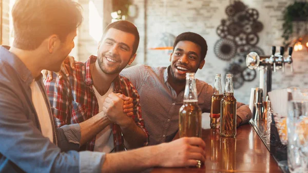 Eski arkadaşlar toplantı. Erkeklerin dinlenme ve drinkinf bira — Stok fotoğraf