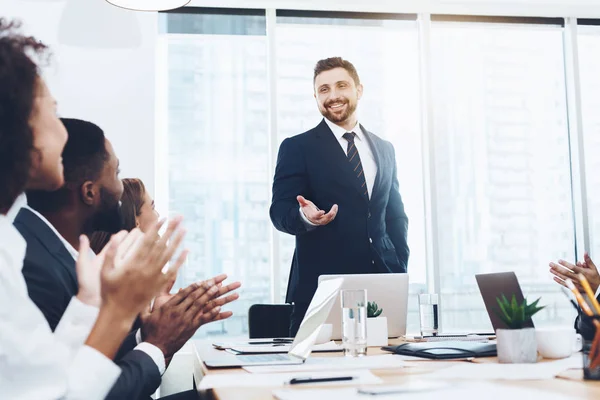 Equipo de negocios aplaudiendo al jefe en la reunión — Foto de Stock