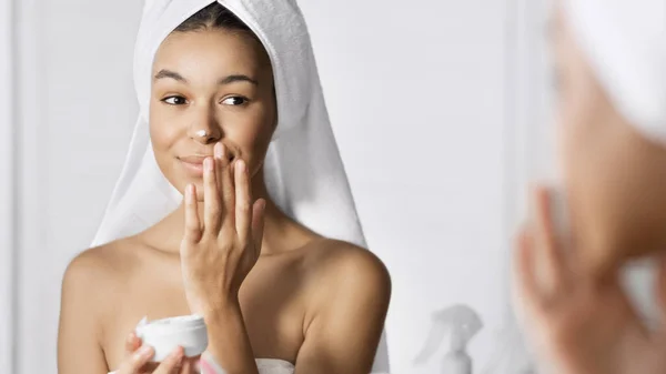 Gesichtstiefe Feuchtigkeitskonzept — Stockfoto