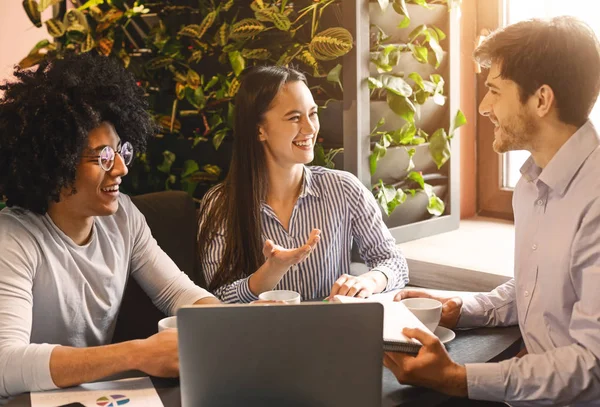 Ondernemers ontmoeten voor de lunch in de coffeeshop — Stockfoto