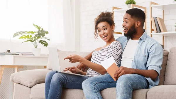 Pareja feliz en busca de lugares para visitar utilizando el ordenador portátil — Foto de Stock