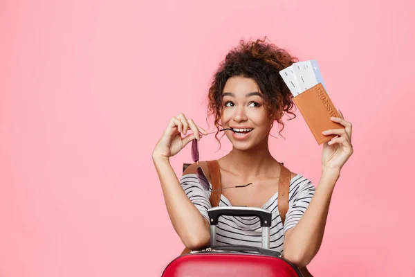 Viaggiatore femminile con passaporto e biglietto sognando il viaggio — Foto Stock