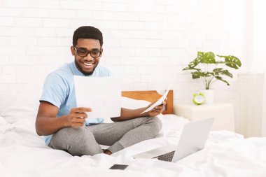 Siyah işadamı otel odasında belge okuma