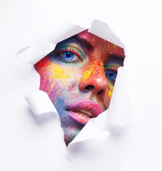 Face de mulher com maquiagem colorida no furo de papel — Fotografia de Stock