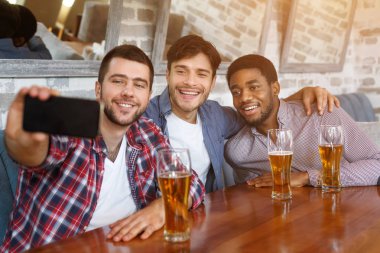 Selfie yapım ve gülümseyerek, Barda oturan arkadaşlar