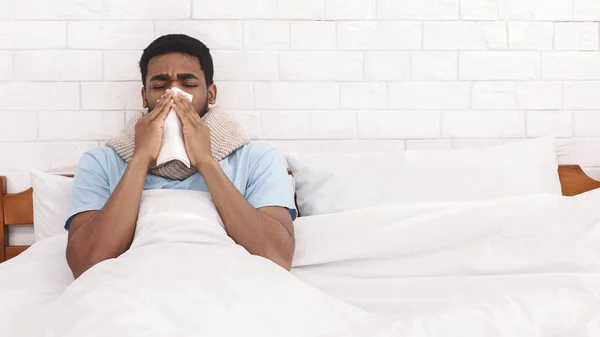 African-american guy has runny nose at home — Stock Photo, Image