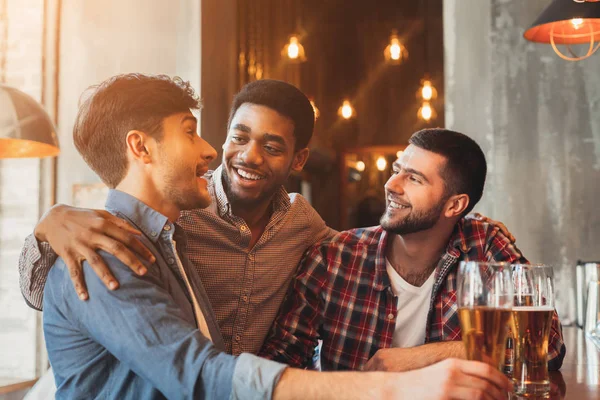 En iyi bira içme, barda toplantı arkadaşlar — Stok fotoğraf