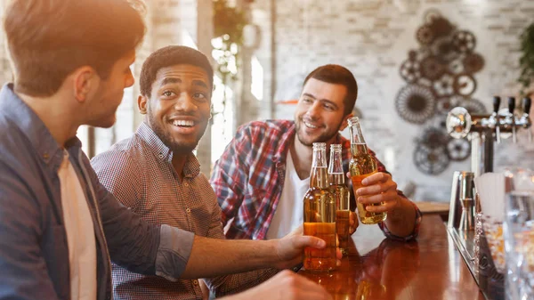 Chicos bebiendo cerveza para reunirse en el bar — Foto de Stock