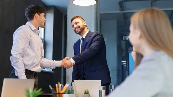 Hombres de negocios estrechando la mano, firmando contratos exitosos — Foto de Stock