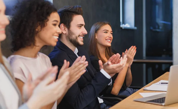 Feliz diverso equipo de negocios aplaudiendo en la conferencia — Foto de Stock