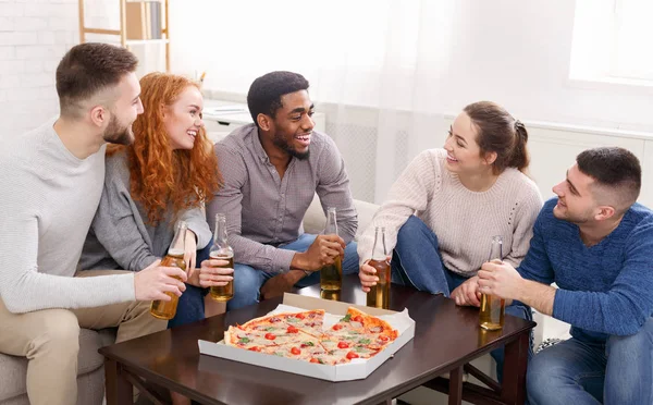 Meg pizzát eszik, amelyek kis fél otthon — Stock Fotó