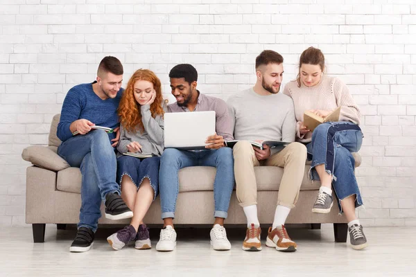 Estudiando juntos. Diversos estudiantes se preparan para los exámenes —  Fotos de Stock