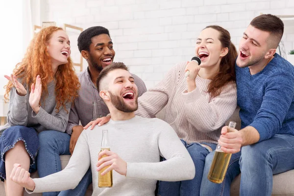 Happy friends singing songs, having fun together — Stock Photo, Image