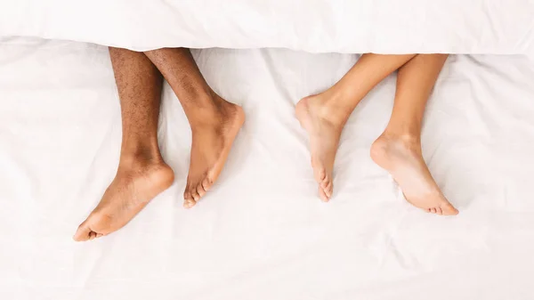 Afro-amerikai házaspár figyelmen kívül hagyják egymást az ágyban — Stock Fotó