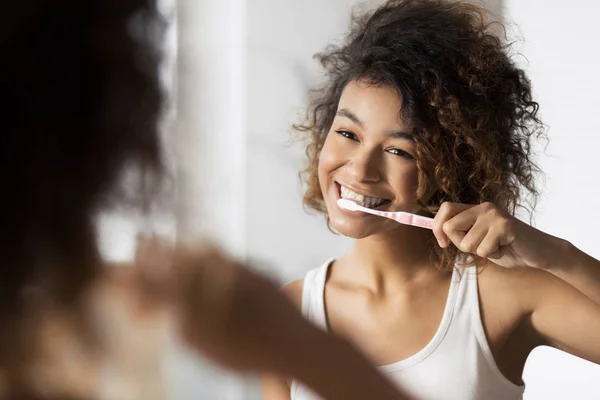 Conceito de higiene oral matinal — Fotografia de Stock