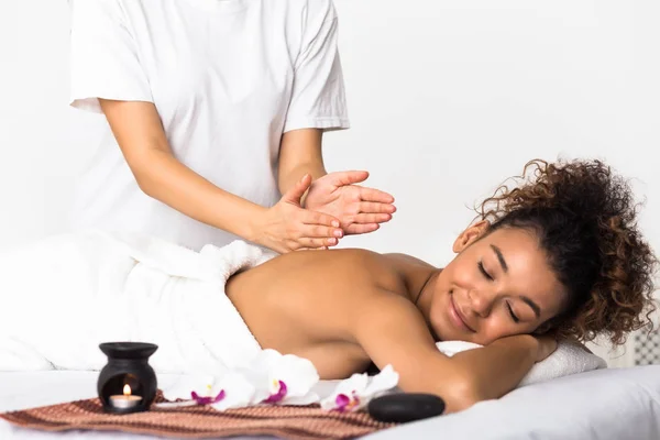 Žena se těší aroma masáž ve spa salonu — Stock fotografie