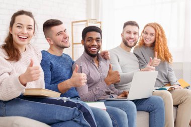 Grup öğrenci evde sınavlarına hazırlanıyor