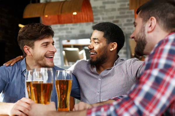 Старые друзья встречаются и общаются в баре — стоковое фото