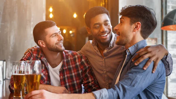 Najlepsi przyjaciele picia piwa, spotkanie w pubie — Zdjęcie stockowe