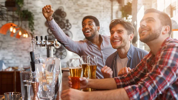 Bira içme, zaferi kutluyor futbol taraftarları bar — Stok fotoğraf