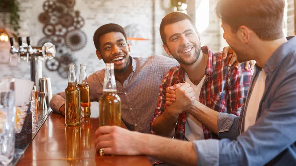 Feliz de conocer a viejos amigos en el bar — Foto de Stock