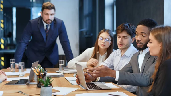 Equipe de negócios verificando os resultados de seu trabalho no laptop — Fotografia de Stock